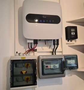 Installation d’un onduleur et d’un coffret pour un système photovoltaïque en intérieur