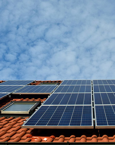 Panneaux solaires installés sur le toit en tuiles d’une maison individuelle