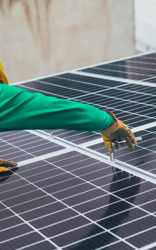 Contrôle de l’installation de panneaux solaires sur un chantier