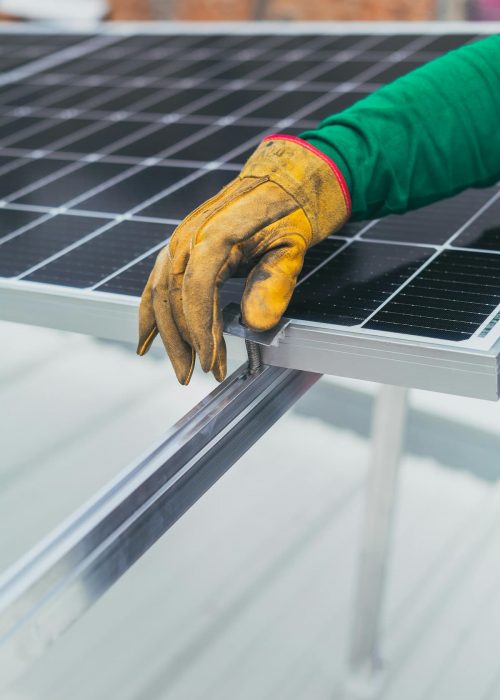Gros plan sur la fixation d’un panneau solaire par un technicien