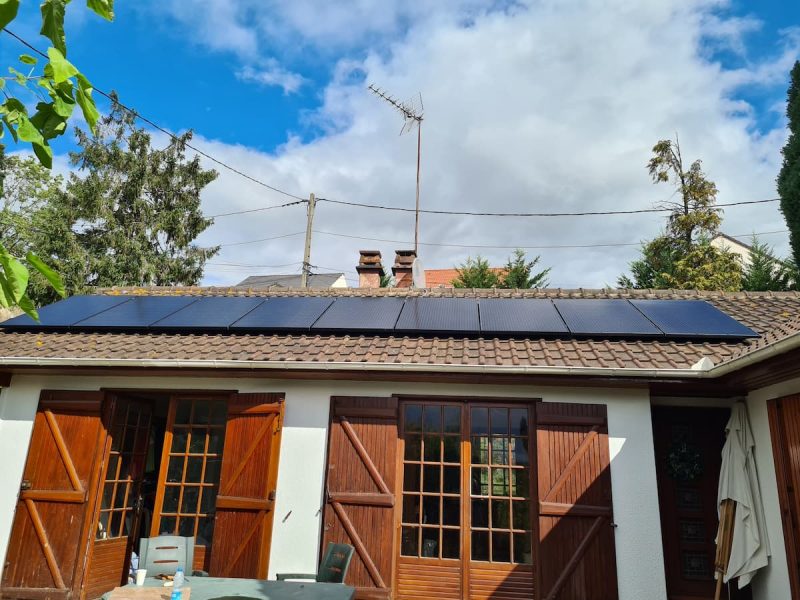 installation panneaux solaires maison moderne toiture ardoise
