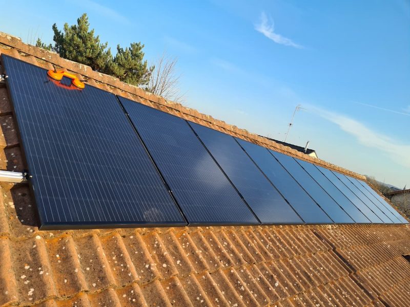 Installation de panneaux solaires sur une toiture en tuiles par temps ensoleillé