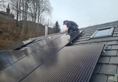 panneaux-solaires-sur-toit-en-plein-ciel.jpg (4) Technicien installant des panneaux solaires sur toiture inclinée à Narbonne
