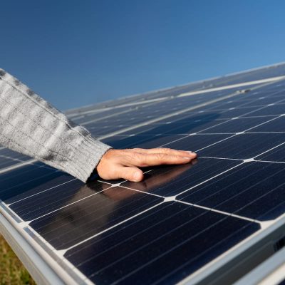 personne-pres-de-l-usine-d-energie-alternative (1) personne-pres-de-l-usine-d-energie-alternative (1)
