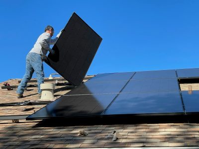 pose-panneau-solaire-toiture-residentielle.jpg Pose d’un panneau solaire sur le toit d’une maison individuelle